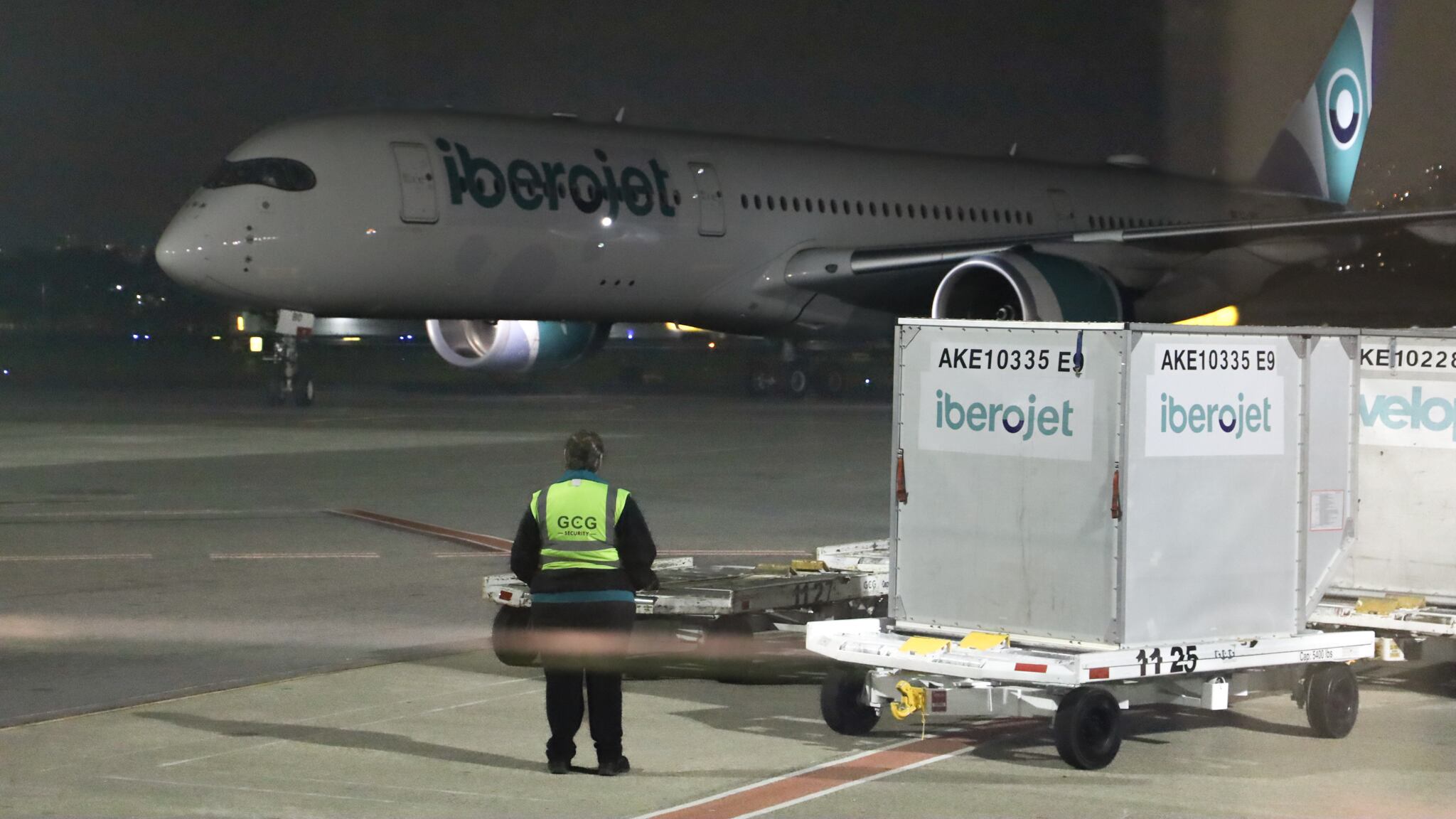 Más de 400 pasajeros que llegaron al país desde España fueron recibidos por Santa quien les tenía sorpresas navideñas al llegar al aeropuerto Juan Santamaría