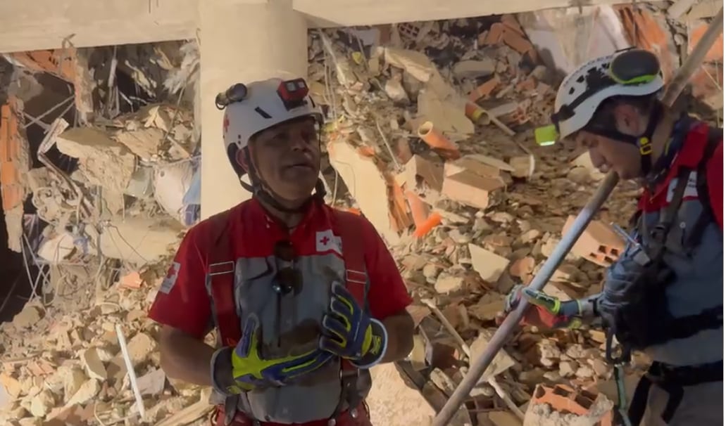 La Cruz Roja trabaja en rescatar a un sobreviviente