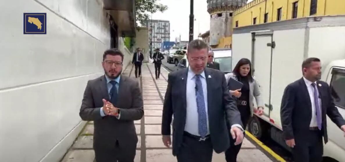 El jefe de prensa de Casa Presidencial Luis Carlos Monge hizo pasar un momento incómodo al presidente Rodrigo Chaves.