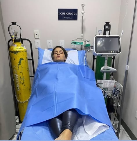La cantante Arlene Elizondo terminó en el hospital después del susto que se llevó en tarima.
