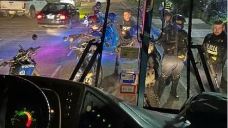 El bus que lleva aficionados del Cartaginés al Morera Soto no puede avanzar hacia el estadio. Instagram Carrusel Morado.