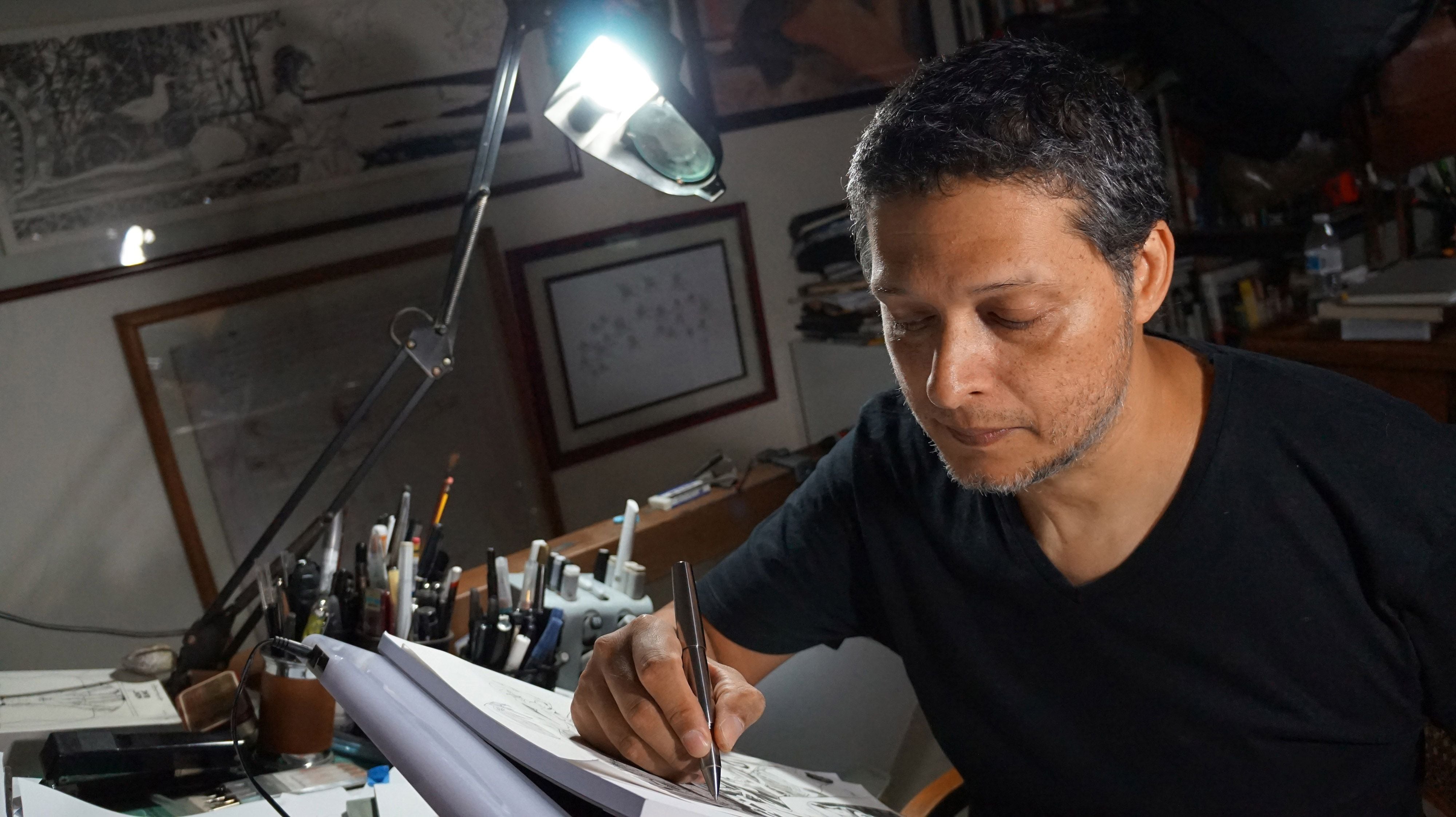 El costarricense John Timms Moreira, criado entre Guápiles y la zona del río La Estrella, en el puritico caribe, dibuja en las grandes ligas del comic mundial, ya que está fichado en exclusiva hasta el 2023 por la mega fábrica mundial de superhéroes, DC Comics.
