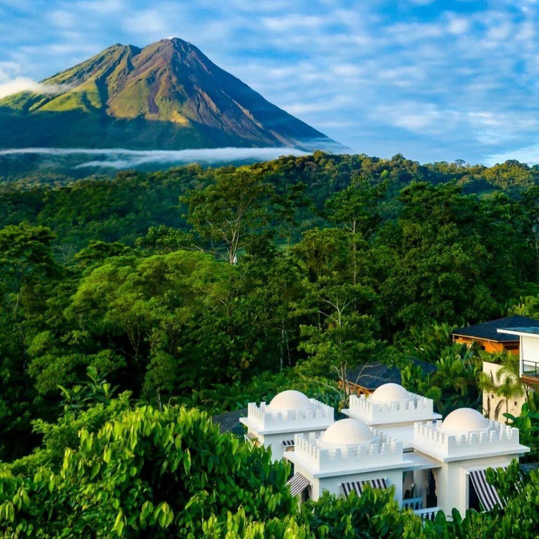 El hotel ofrece espectaculares vistas al volcán Arenal.