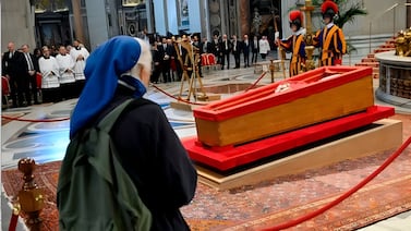 Ella es sor Geneviève, la monja amiga del papa Francisco que rompió el protocolo