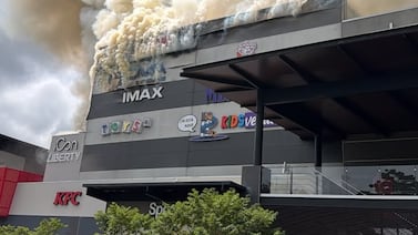 Bomberos revela cuál fue el área más afectada por incendio que causó grandes daños en centro comercial