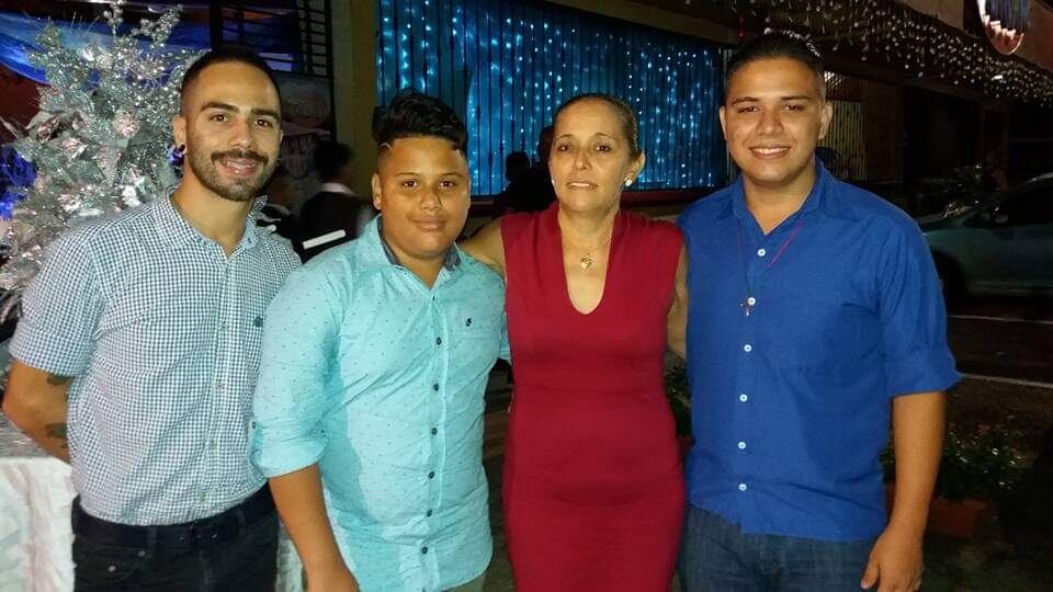 Marlene Martínez Núñez ya no disfruta del día de la Madre luego del homicidio de su hijo inocente Clisman Bravo Martínez (camisa azul). Foto: Cortesía Marlene Martínez