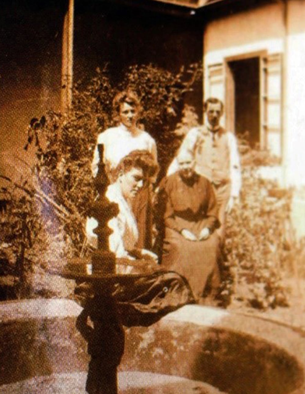 La Fuente del Pastorcillo, una pequeña escultura de hierro fundido cargada de historia, regresó a su lugar, las ruinas, tras pasar más de treinta años olvidada en bodegas de la municipalidad de Cartago.