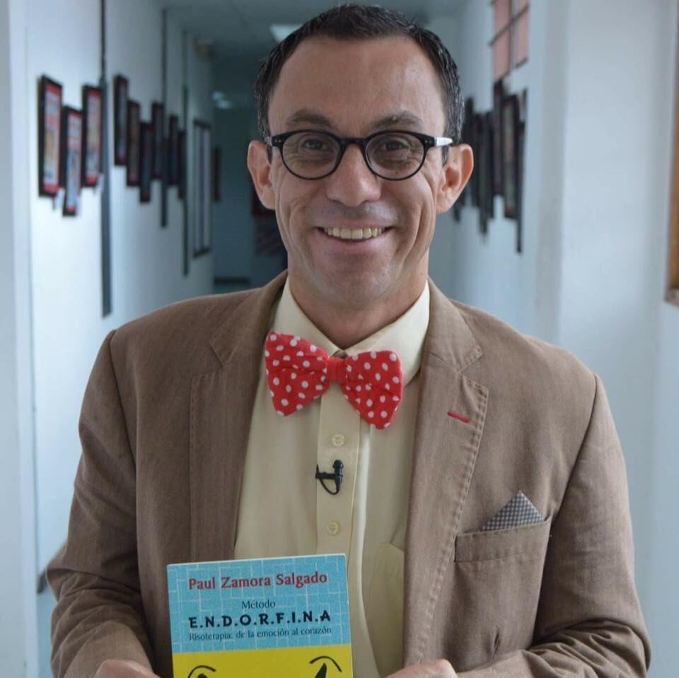 El sicólogo Paul Zamora Salgado está demasiado interesado en regalarle a Max Sequeira, concursante del primer programa de Quien quiere ser millonario (canal 7) de la temporada 2021, el pasado martes 27 de abril, su libro titulado: “Método Endorfina. Risoterapia: de la emoción al corazón”.