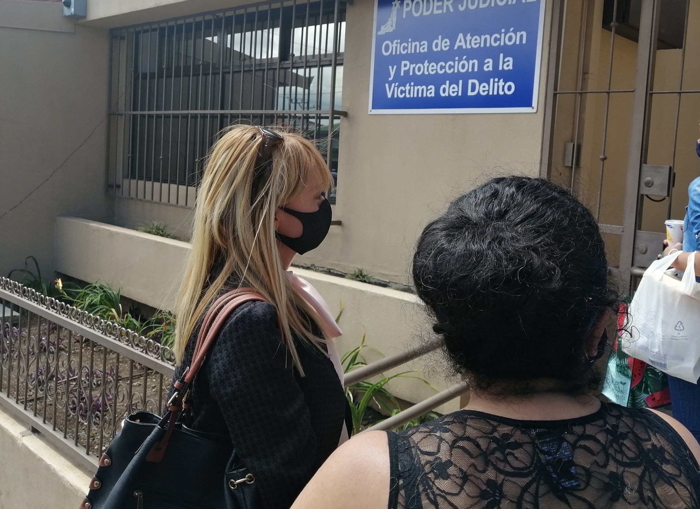 Hermana de Paula Vado Calvo, mujer asesinada por asaltante en Cartago. Foto keyna Calderón.