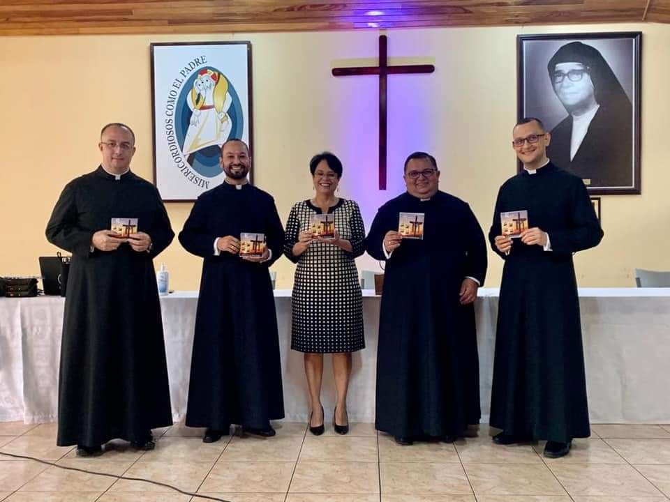 El grupo se llama ¡Rua… Cantando Vida! y es el proyecto de cuatro curitas que tienen como objetivo evangelizar con su voz. El disco se llama “De la Cruz a la Resurrección” y es una perfecta forma musical para vivir cada día de la Semana Mayor. ¡Ruah… Cantando Vida! está integrado por: el Padre Gerardo Alpízar Castro, Párroco de San Roque; el Padre Greivin Chaverri Jenkins, Párroco de San Isidro de Peñas Blancas; el Padre Fabio Hidalgo Rojas, Párroco de la Catedral de Ciudad Quesada; y, el Padre Adolfo Robles Garbanzo, Párroco de Santo Domingo de Monterrey.