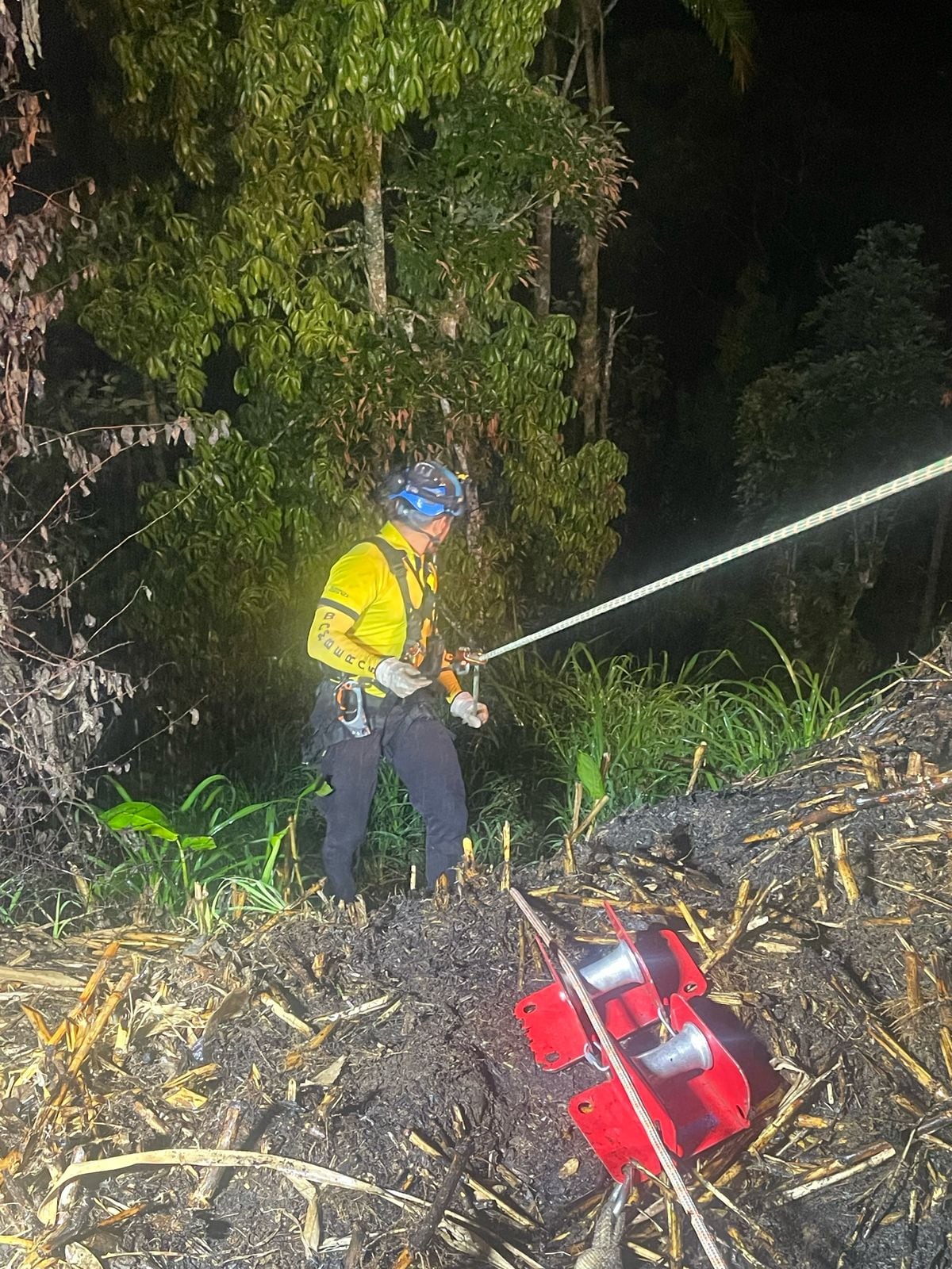 Hombre muere al caer con carro a guindo en Tucurrique. Foto Bomberos.