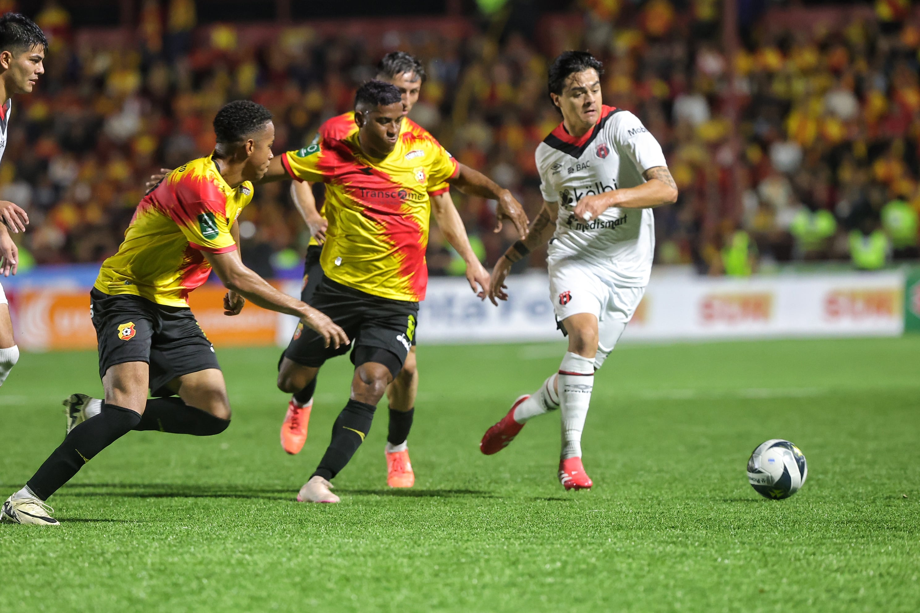 28/05/2025/ Juego entre Club Sport Herediano vs Liga Deportiva Alajuelense por  el partido de vuelta de la gran final el torneo Clausura de la Liga Promerica en el estadio Carlos Alvarado / foto John Durán
