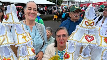 Hermanas llevan 26 años haciendo vestiditos para La Negrita y se los regalan a los enfermos
