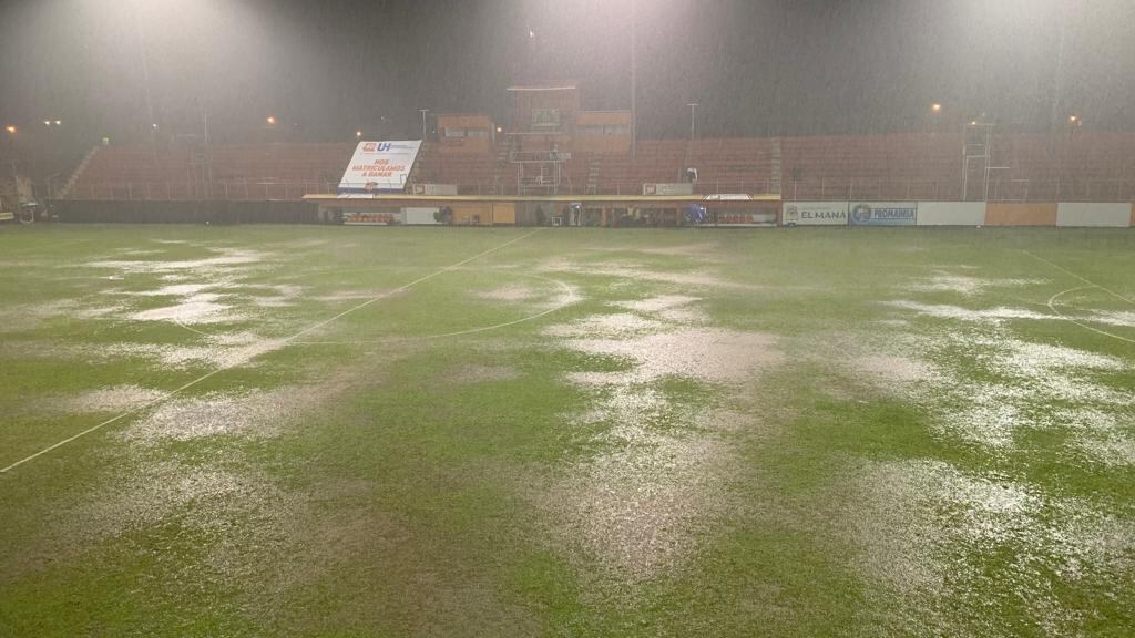 La gramilla del Lito Pérez se convirtió en una piscina mientras Puntarenas FC y Herediano estaban en el descanso.
