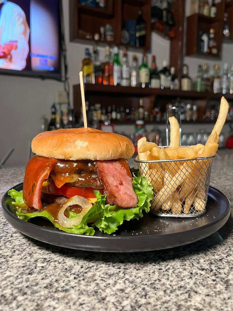 El Estadio se ha convertido en parada obligatoria para los brumosos gracias a su delicioso chifrijo con costilla de cerdo.