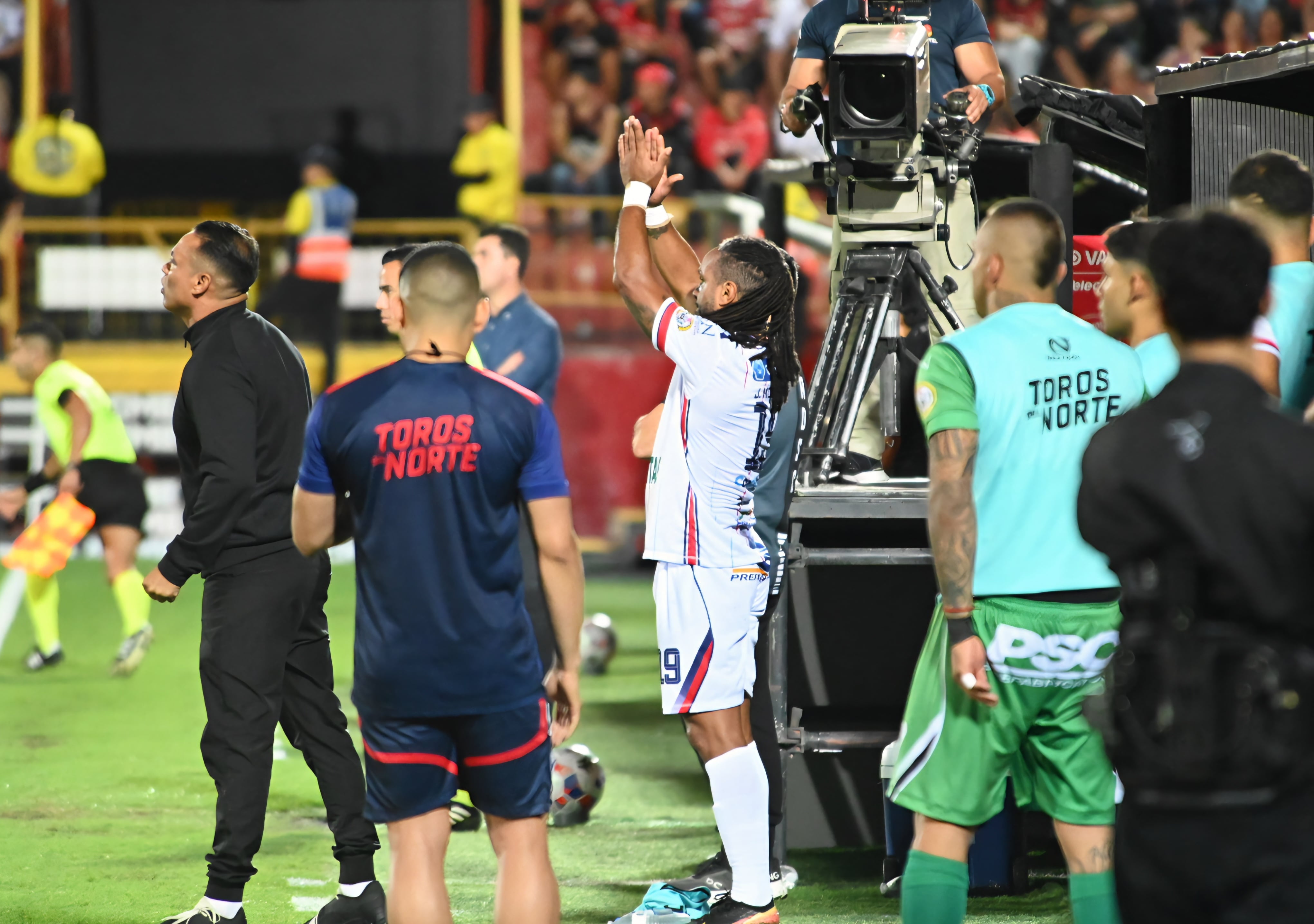 23 de agosto de 2026. Estadio Alejandro Morera Soto. 18:00 hrs. La Liga Deportiva Alajuelense juega contra la Asociación Deportiva San Carlos en partido correspondiente a la jornada 5 del Torneo de Apertura de la Liga Promérica. Otro dato relevante del juego es el retiro oficial del delantero Jonathan McDonald del fútbol. En la foto: Ismael Rescalvo técnico de la liga y Walter Centeno de San Carlos. Retiro del jugador Jonathan Mcdonald. Jugadas relevantes del partido. Foto: Albert Marin