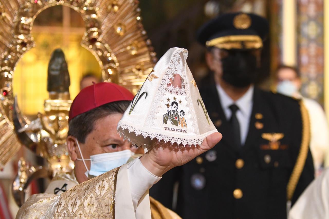 La tradicional Vestición, cambiarle el vestido el 1 de agosto de cada año a la Virgen de Los Ángeles en Cartago, se realizó ese 2021. El vestido lo realizó la arquidiócesis de San José como parte de las celebraciones del bicentenario de nuestra democracia.