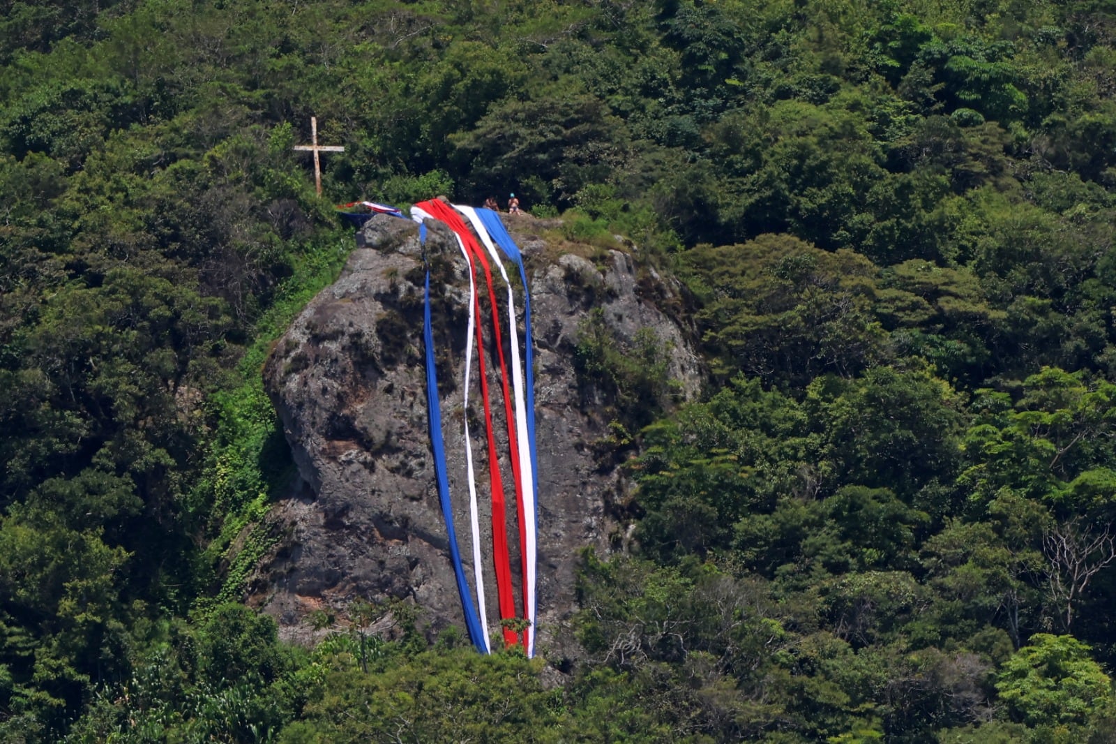 Desde el 11 al 15 de setiembre, la piedra de Aserrí se adornará con la bandera patria de 6 telas, que miden 50 metros cada una.