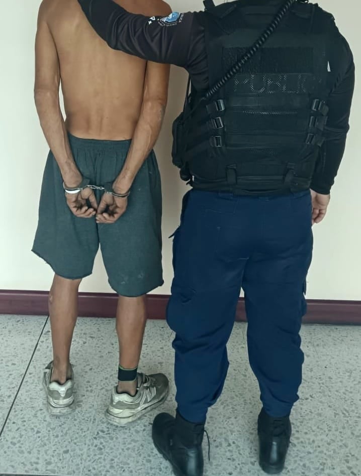 Un sujeto de apellido Arias, de 44 años, comenzó a correr al ver una patrulla policial, esta actitud lo cantó ante las autoridades, al detenerlo descubrieron que tiene un expediente con 25 delitos. Foto: MSP