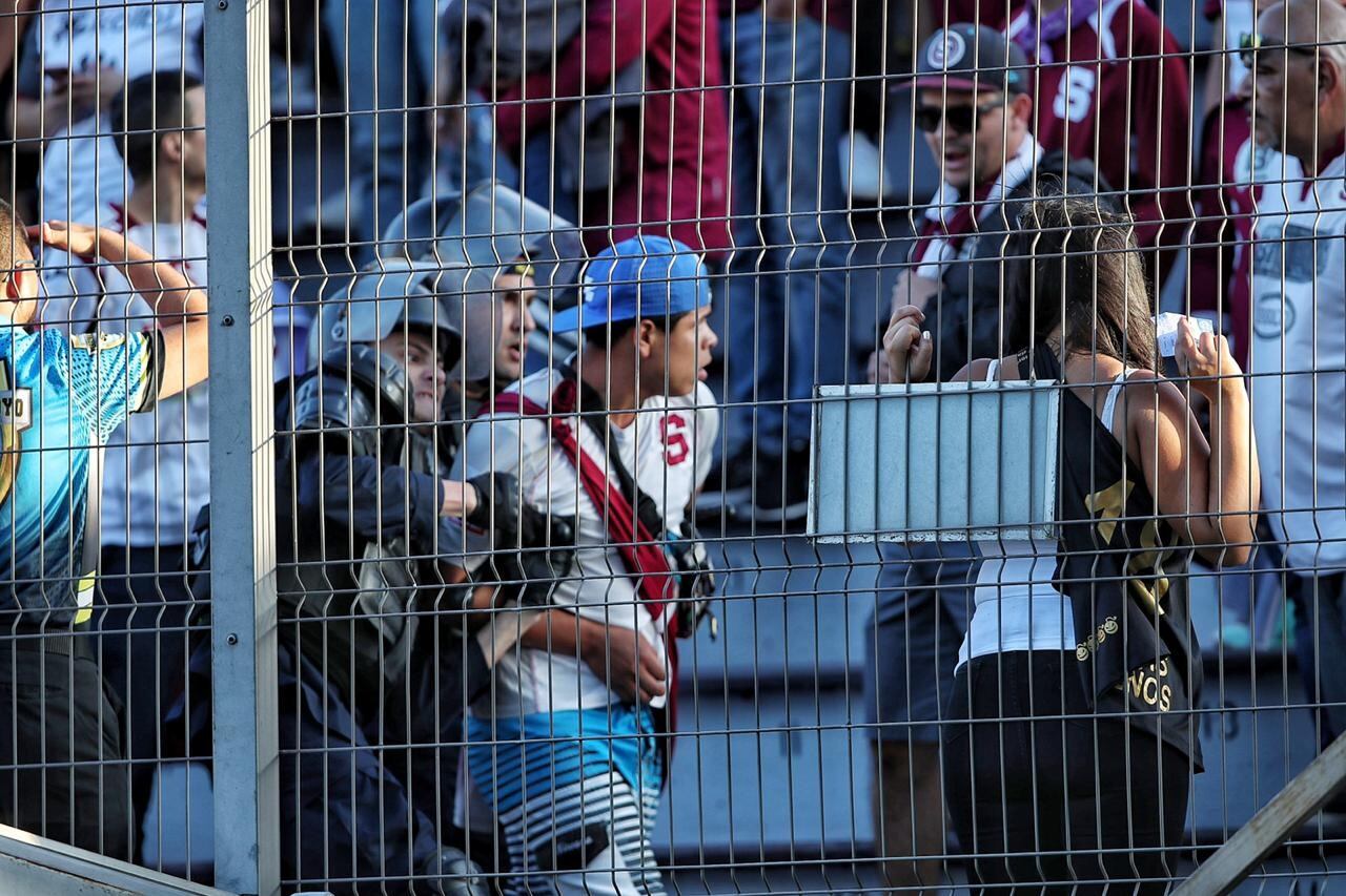 La Ultra ensucia el clásico haciendo pleitos entre ellos y con la Fuerza Pública