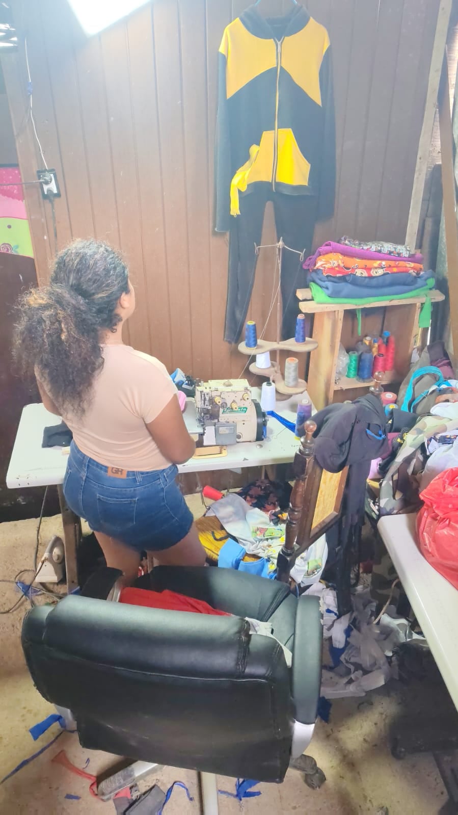 Jorleny Espinoza nació en Nicaragua y hace nueve años se vino para Costa Rica. Ahora tiene un tallercito de costura.