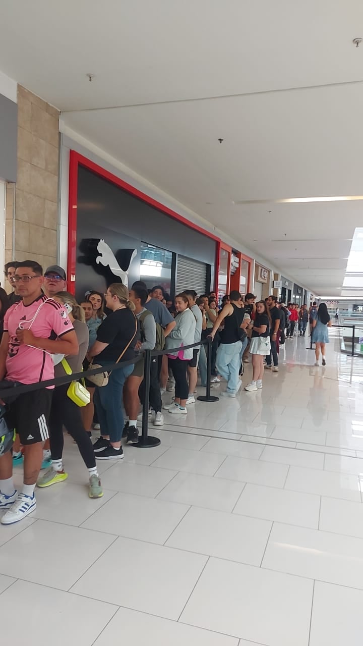 La apertura de una tienda y una de las promociones anunciadas para las primeras 100 personas en llegar al comercio, motivaron los filones que se armaron desde muy temprano de este sábado en uno de los accesos de Multiplaza Escazú.