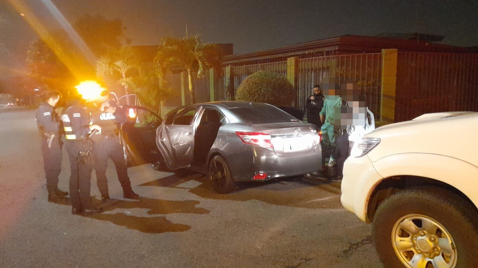 Cuatro hombres y una mujer detenidos como sospechosos de asaltar una vivienda en Heredia. Foto MSP.