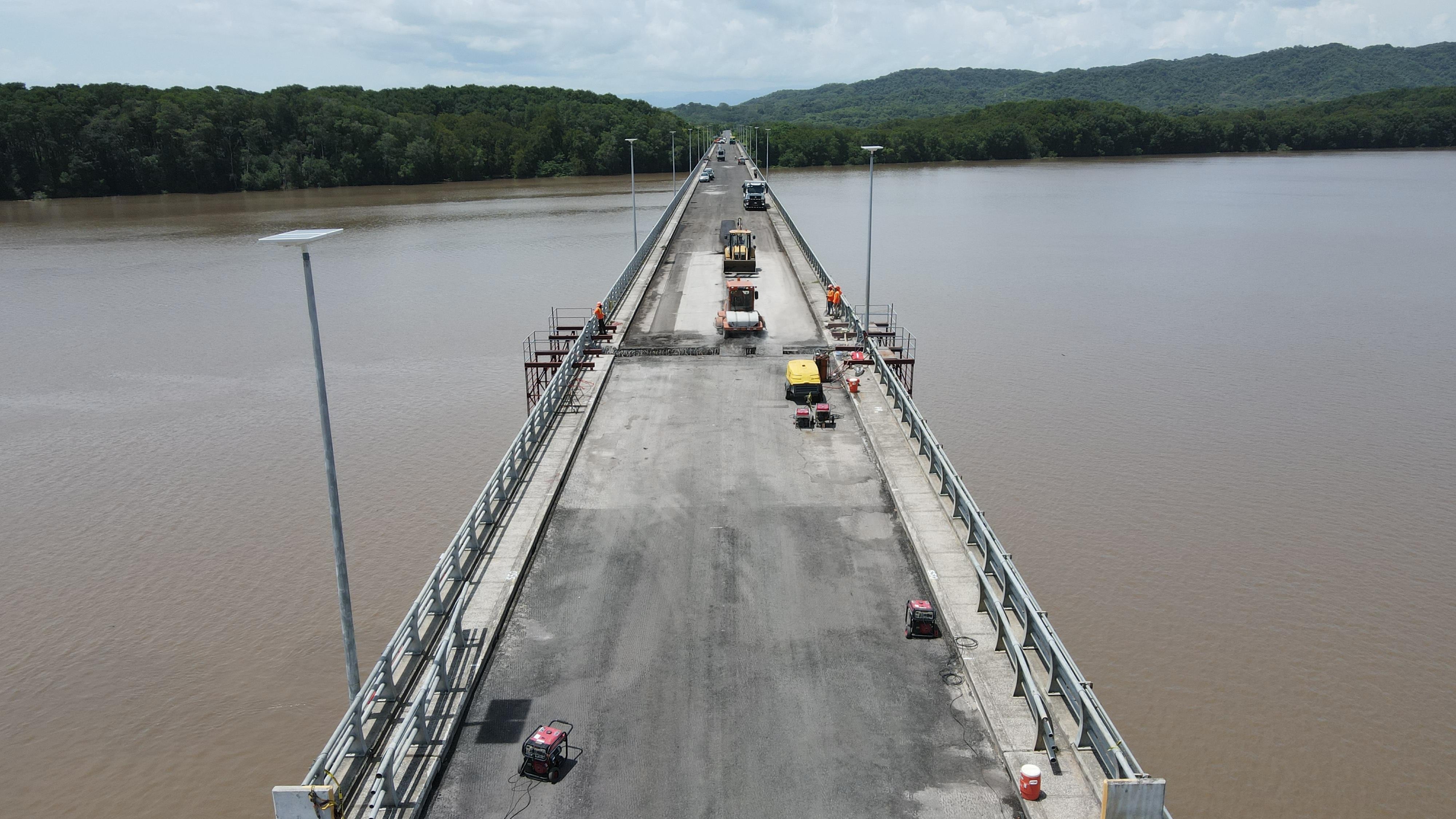 El ministerio de Obras Públicas y Transportes (Mopt) confirmó esta semana que avanzan puras tejas en las reparaciones del puente La Amistad para tenerlo abierto a partir del próximo 24 de julio, un día antes de las celebraciones.