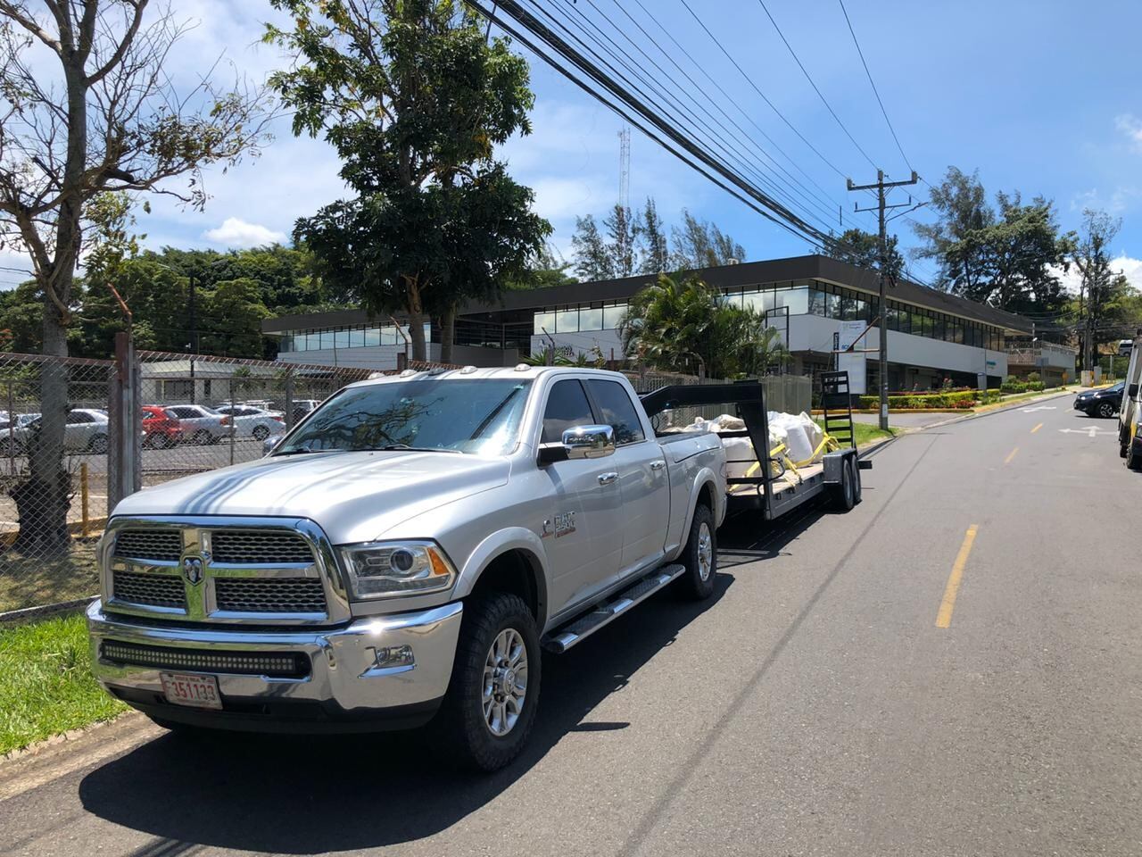 David Patey y Sofía Patey ayudan a hombre en Bagaces