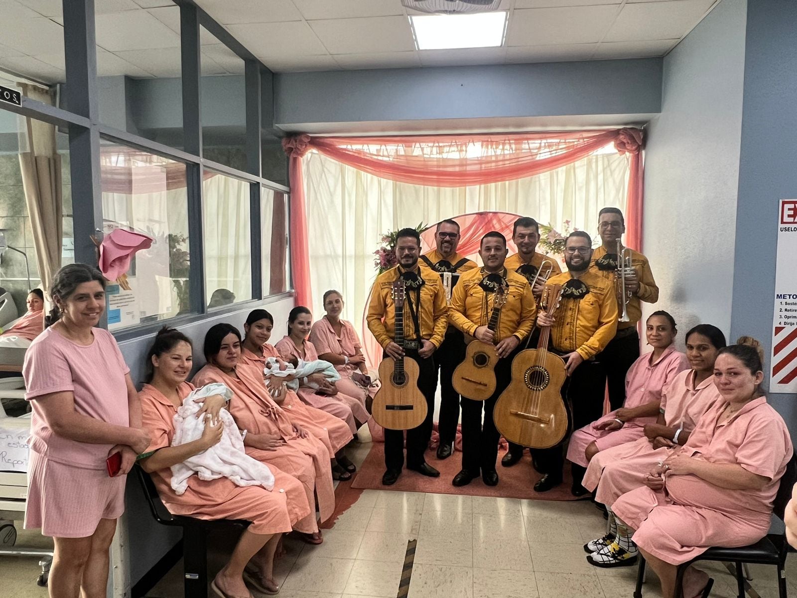 Los bebitos recién nacidos del hospital Escalante Pradilla de Pérez Zeledón se pusieron trajecito entero para darle tremenda serenata a sus mamitas.