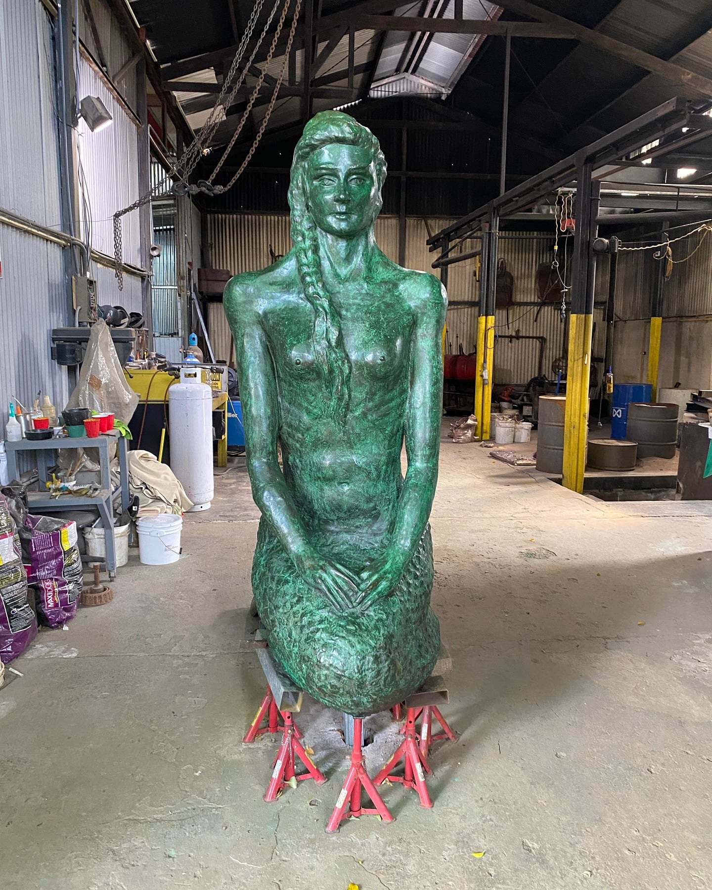 La sirena de Esterillos ya regresó al lugar que ama, el mar, permitiendo así que don Fernando Mora Jiménez pueda seguir soñando con ella, sobre todo ahora que la dejaron más guapa que nunca antes.