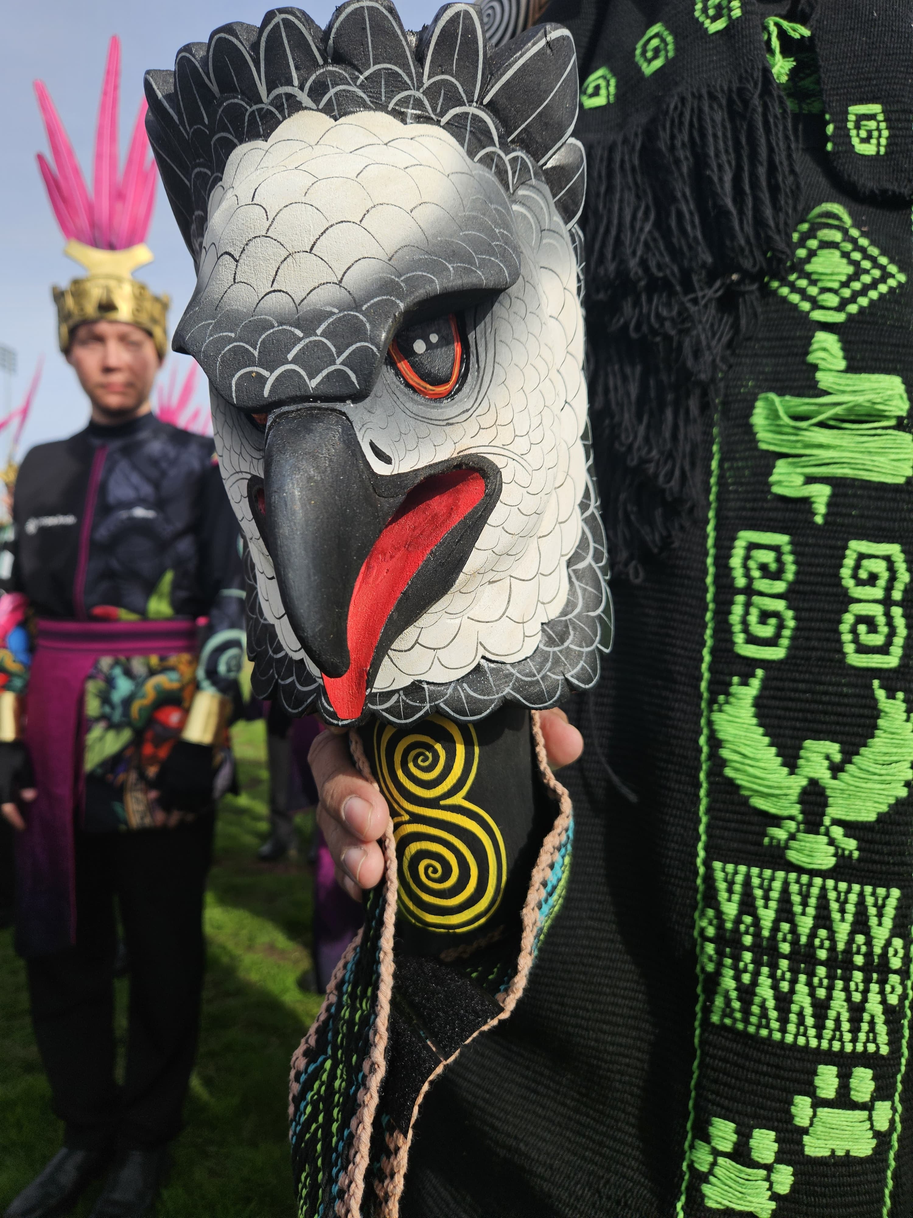 Galeo y Hueso son dos indígenas borucas que participarán en el desfile de las Rosas. ( Foto de ZTV de Coopealfaroruiz R.L)