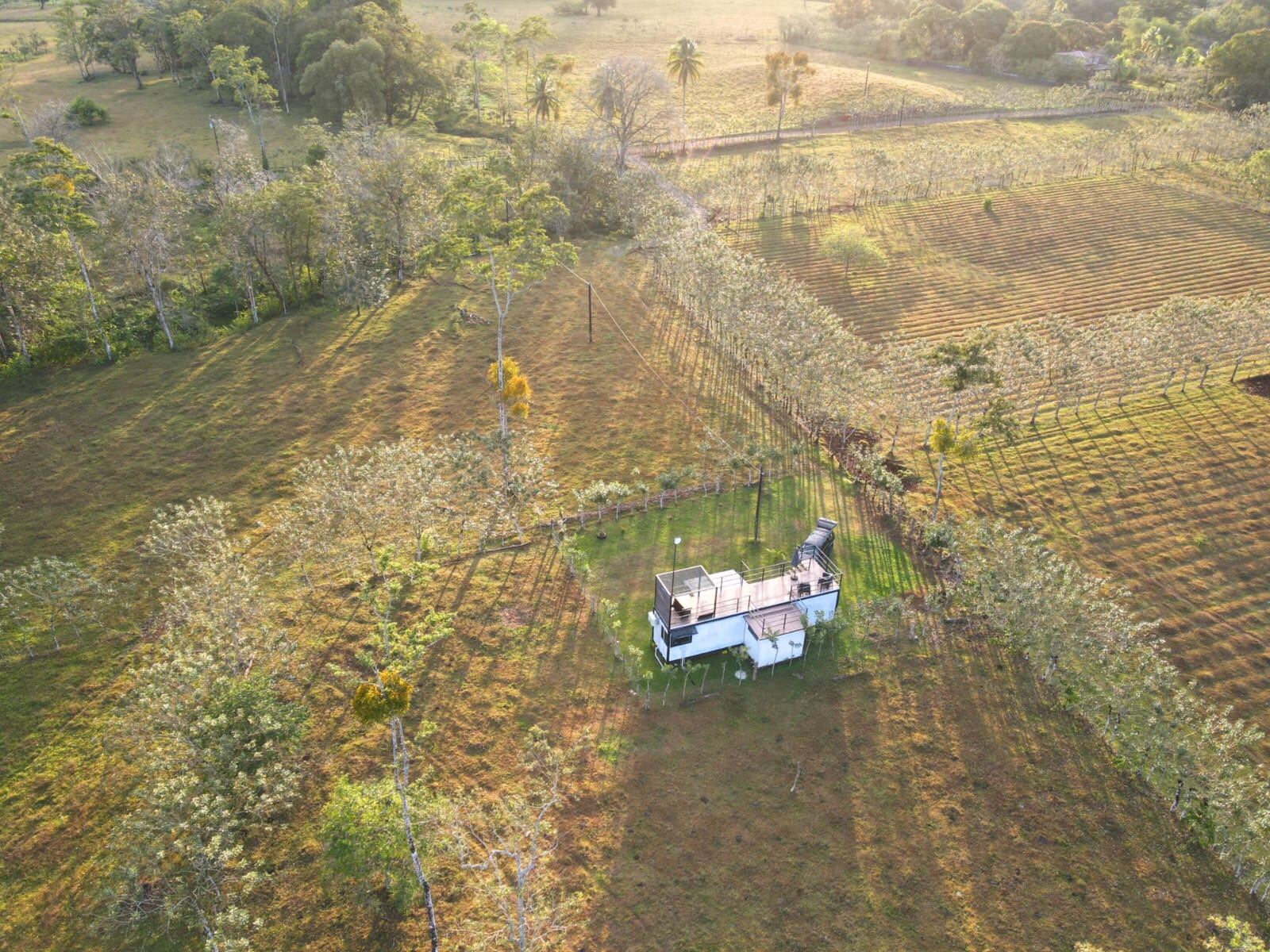 Amalia Barrantes Orozco es maestra de primaria y en el 2020 se le ocurrió la “loca” idea de invertir los ahorros de su vida en un proyecto demasiado nuevo para el desconocido barrio Esteritos en Pocosol, una cabaña a partir de un contenedor