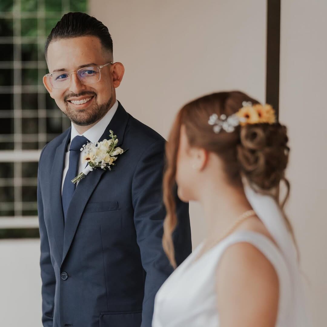 Un mes después de dar el “sí, acepto”, el periodista Carlos Chinchilla compartió las primeras fotos de su boda con su ahora esposa Katherine Hidalgo.