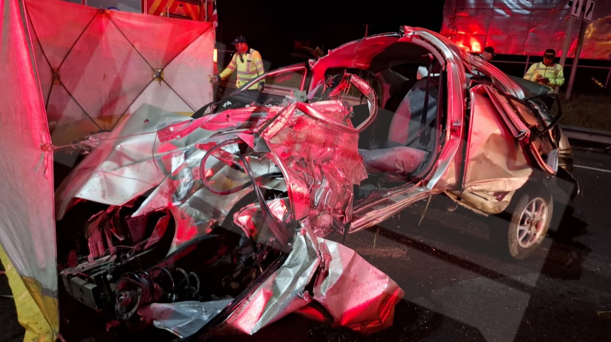 Un fatal vuelco en la ruta 27 cobró la vida de dos personas la madrugada del miércoles 21 de octubre del 2026, a la altura del río Corrogres, en Santa Ana. Foto: ANI