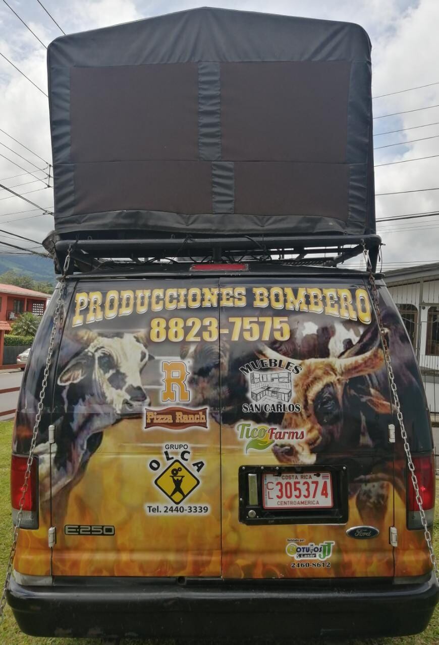 Jorge Eduardo Arias Rojas en el dueño de una camioneta Ford E250 del 2003 (4.200 centímetros cúbicos), que pasó de surfista a torera.