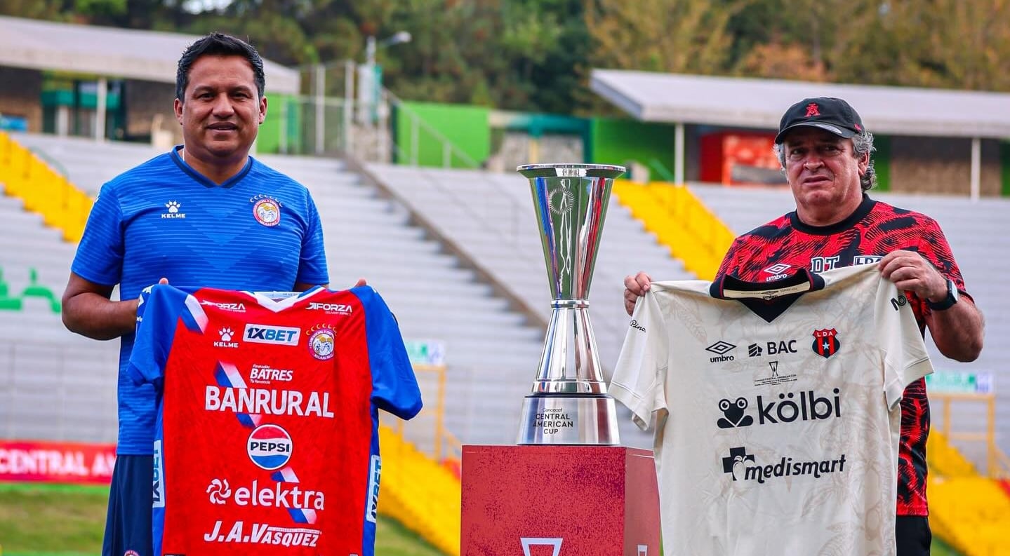 Amarini Villatoro y Óscar Ramírez se saludaron horas antes del partido de la verdad entre Xelajú y Liga Deportiva Alajuelense, en la final de la Copa Centroamericana de Concacaf.