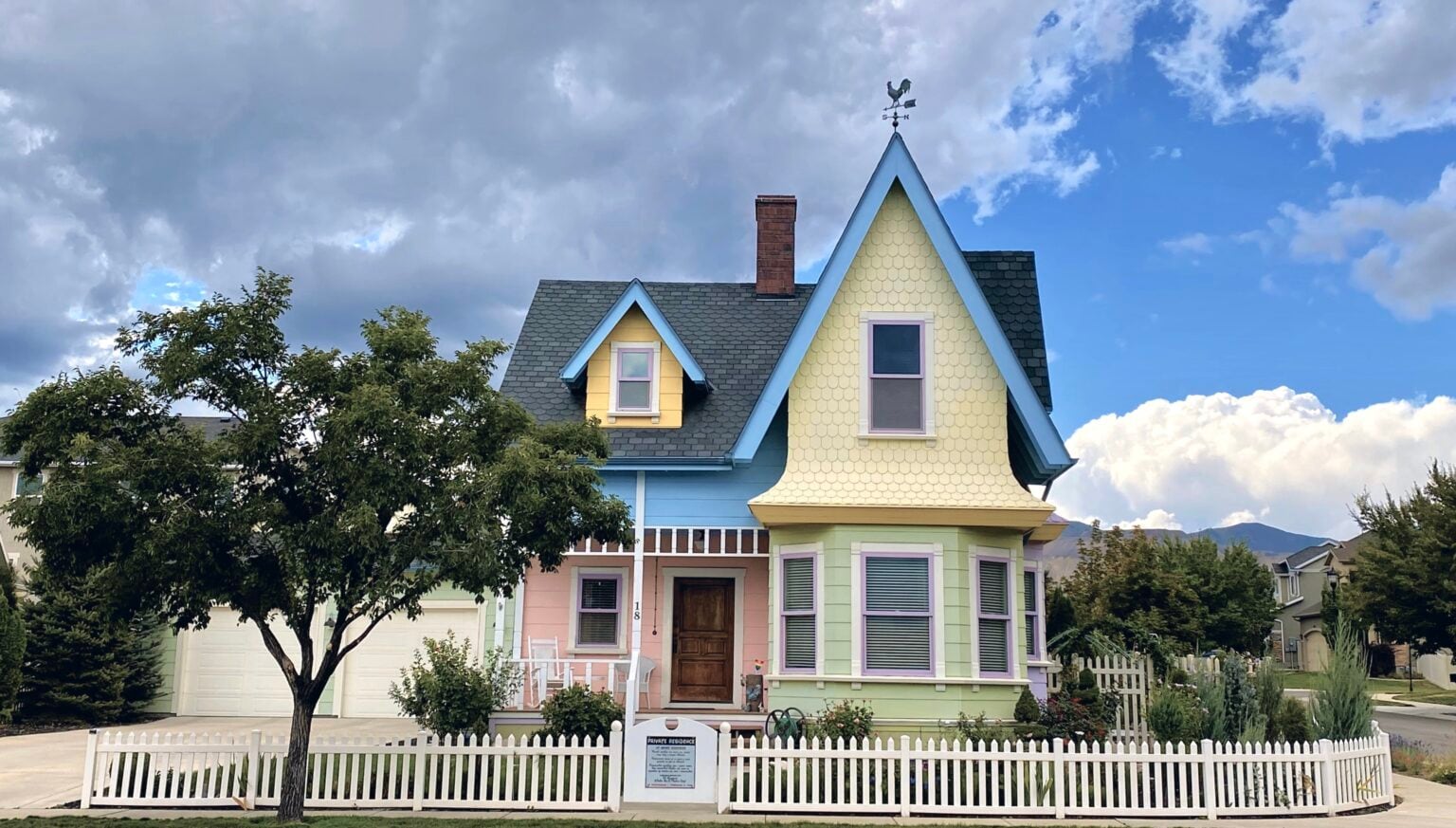 Daniel Barrantes Ugalde, un sancarleño de la pura cepa, de 25 años de edad, está construyendo en La Fortuna de San Carlos una casa idéntica a la película de Pixar y Disney, Up, Una aventura de altura