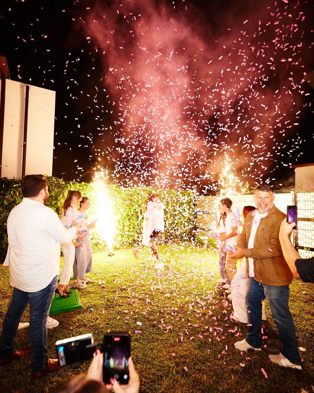 Laura Ortega y Fernan Faerron esperan bebé. Esposos están embarazados.