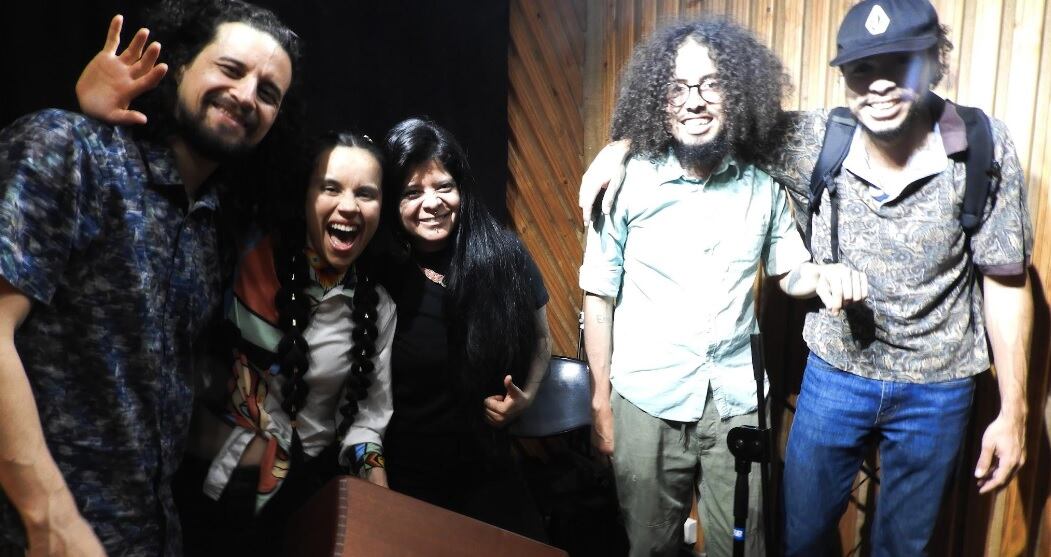 Treinta artistas de 5 nacionalidades se unieron en un disco llamado Monarca, el cual incluye 12 canciones para concientizar acerca del exilio causado por diferentes dictaduras latinoamericanas.