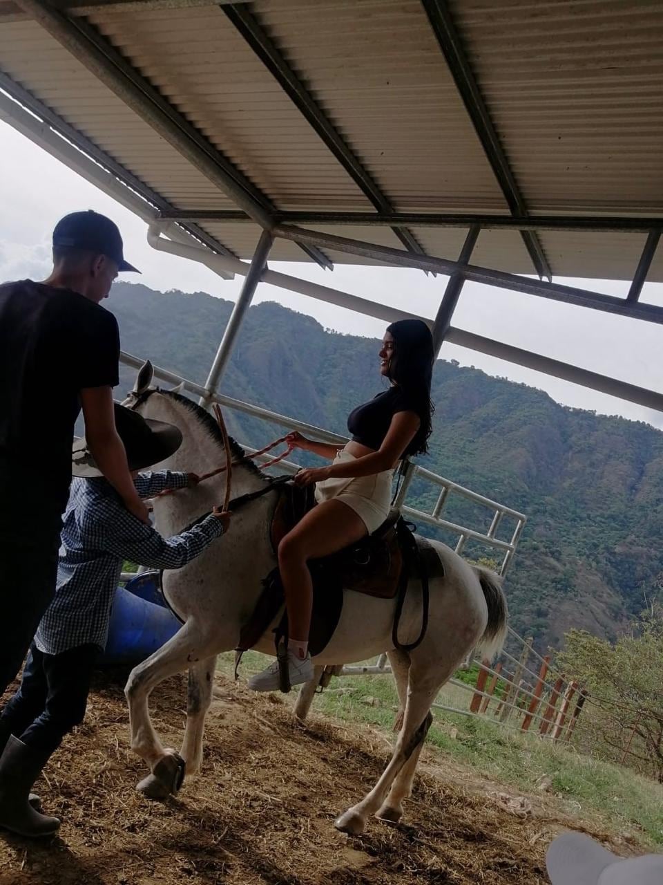 En Gravilias de Acosta, un pueblo rural al pie del cerro Dragón, rodeado de cafetales, ganado y cítricos, creció Deylin Masís Chinchilla, una joven de 17 años que se convirtió en orgullo nacional al obtener 900 puntos, la nota máxima, en el examen de admisión de la Universidad Nacional (UNA) para el ingreso 2026