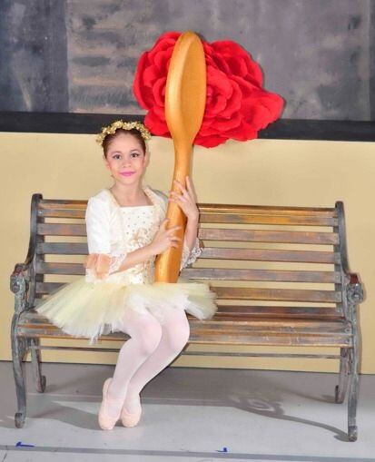 Mónica Castro Naranjo se enamoró del ballet a primera vista a los cuatro años cuando se lo presentaron por primera vez y ya nunca más ha podido separarse de un baile que cada día le gusta más