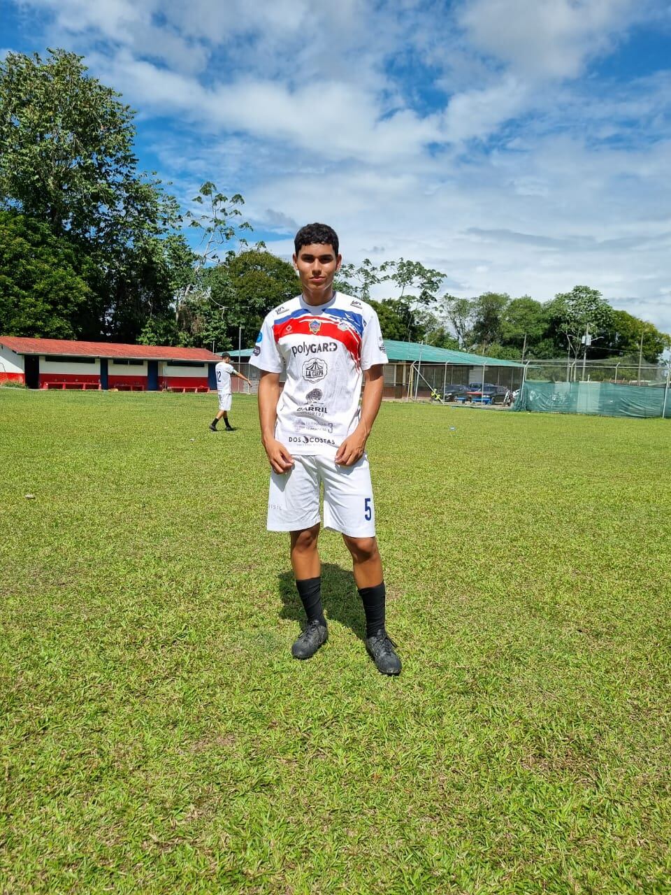 Anderson Mora Campos, de 19 años, murió cuando iba para el trabajo al chocar contra un árbol que al parecer se cayó por el mal tiempo. Foto: Gerber Navarro para La Teja