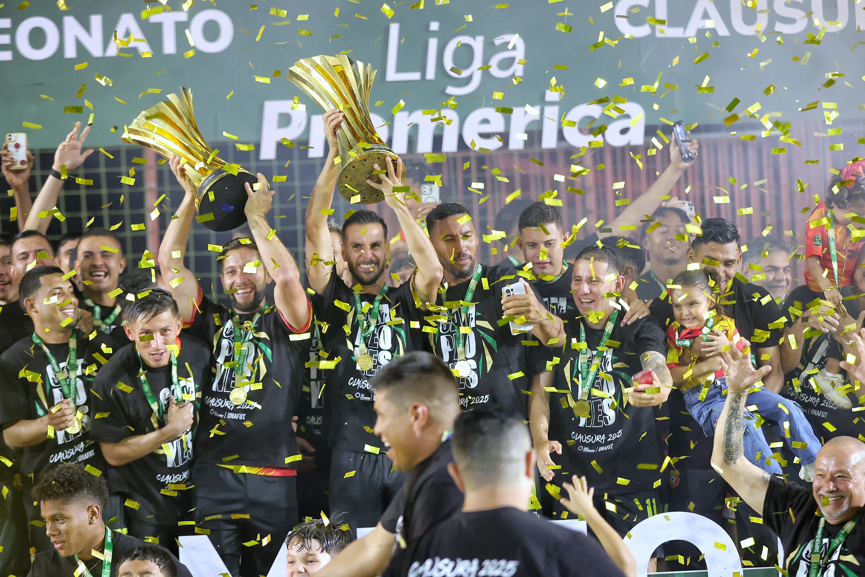 28/05/2025/ Juego entre Club Sport Herediano vs Liga Deportiva Alajuelense por  el partido de vuelta de la gran final el torneo Clausura de la Liga Promerica en el estadio Carlos Alvarado / foto John Durán