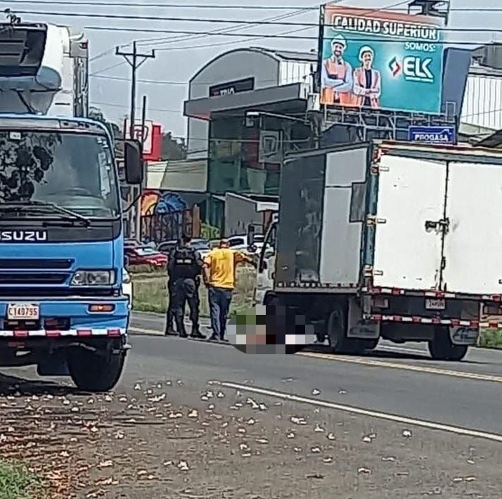 El cuerpo de la señora quedó tendido delante de este camión. Foto Canal 5 Noticias.