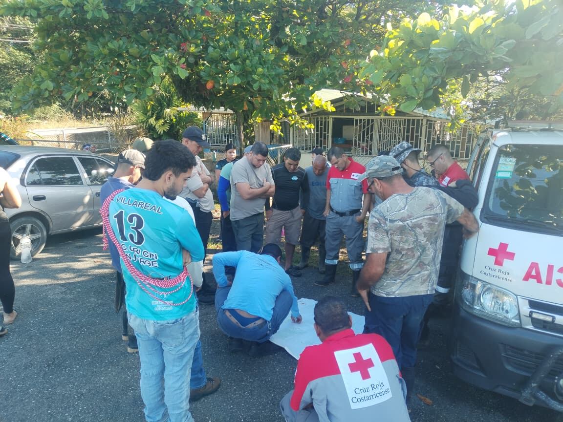 Una mujer de 33 años, cumple tres días de estar desaparecida en las montañas en Golfito, zona sur del país. Foto: Cruz Roja