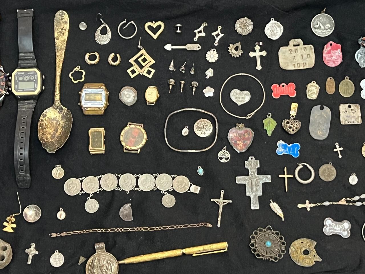 Buscar tesoros dejó de ser cosa de piratas y películas para David Molina Roldán, un vecino de San Juan de Dios de Desamparados que convirtió la curiosidad que heredó de su abuelita en una pasión que hoy lo lleva a recorrer el país entero