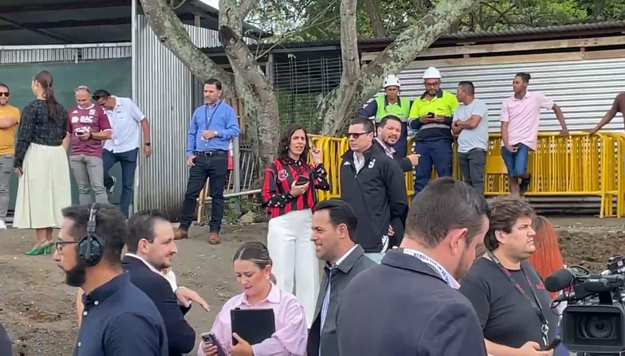 La ministra Paula Bogantes sacó pecho con su camiseta de Alajuelense en la actividad.