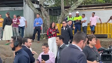 Ministra fue a inauguración de puente Saprissa con camisa de Alajuelense: “Esta pasión se lleva en el corazón”