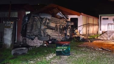 Vuelco dejó a joven en condición crítica; el carro quedó incrustado en una casa en Coto Brus